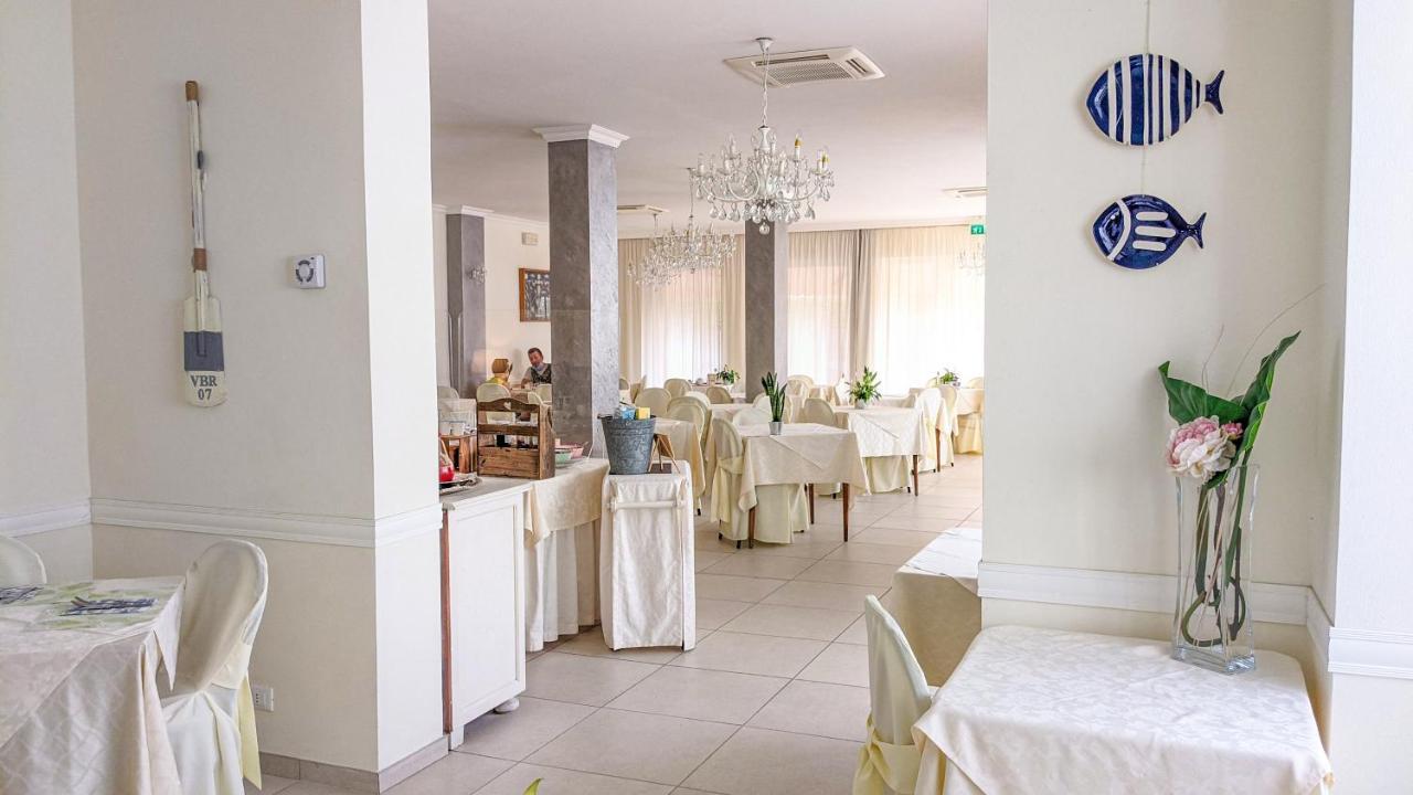 Hotel Explorer Cervia Bagian luar foto